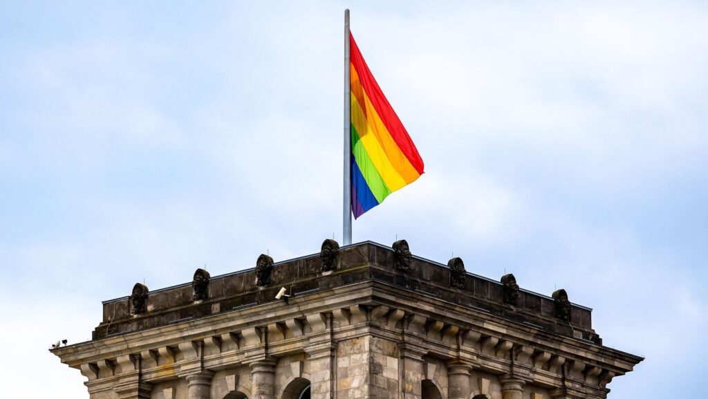 Regenbogenfahne auf dem Reichstagsgebäude